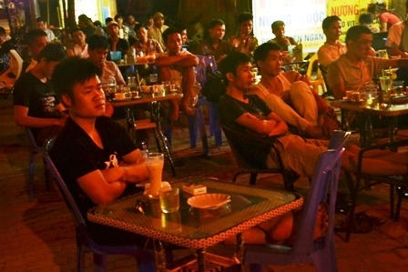 Cà phê bóng đá hốt bạc, phố cầm đồ rực sáng thâu đêm mùa World Cup